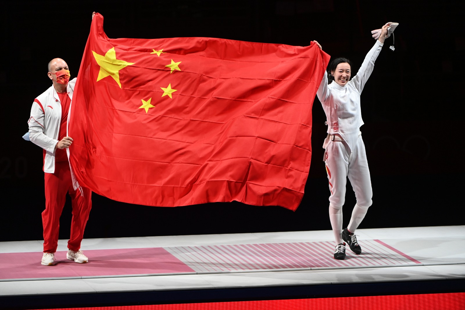 中国击剑队表现出色斩获金牌